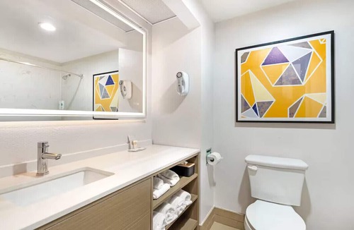 Southeastern Sacramento Hotel | Sacramento Queen Studio w/Gym & Pool