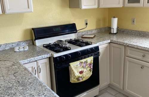 Fort Mohave House | Safe and clean, 5 min away from shopping centers & restaurants. Pet-Friendly