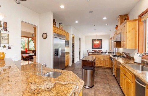 Fallbrook House | San Diego -Fallbrook- LAKEFRONT resort Style Lakehouse w/Pool,Spa, Beaches close