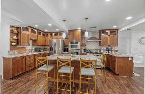 Mount Helix House | Sauna, Gym, Pool, 7 Bed, Parking Yard, Ranch Style
