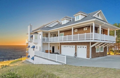Shelter Cove Condo | Seagull by OceanviewHotTubs Oceanfront Tesla charging Oceanfront Shelter Cove