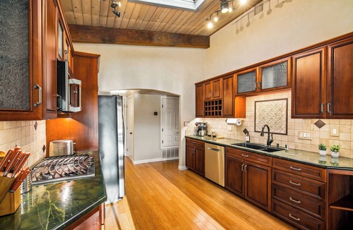 Bay Park House | Seaworld Fireworks View, Hot tub, AC, and Fast Wifi 3BR 2B 4beds 2 sofa beds