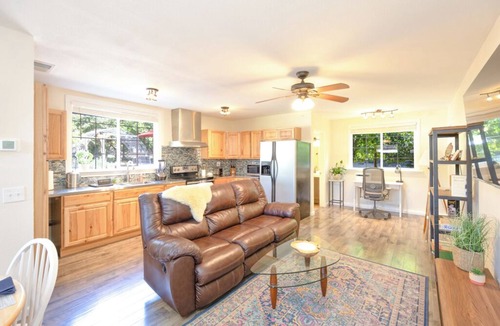 Freestone Cottage | Sebastopol Country Getaway - 15 Minutes Walk to Downtown