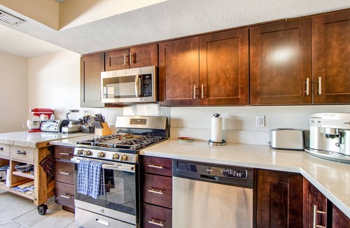 Palm Springs Apartment | Second-floor condo with gorgeous view, pool, hot tub & tennis - 2 dogs OK
