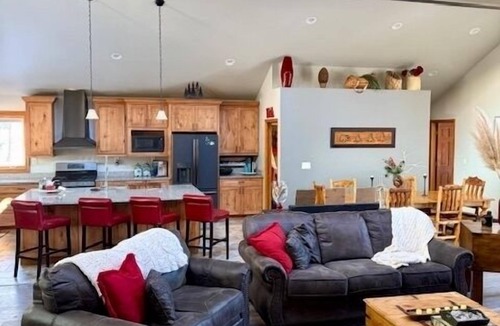 Carson City Bed & Breakfast | Serenity Now! Enjoy peace, comfort & wildlife viewing close to Tahoe & downtown