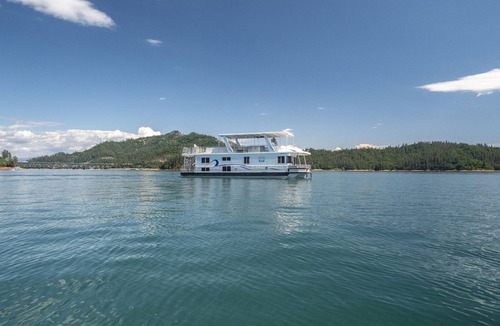 Lakehead Boat Rental | Shasta Marina Thoroughbred Houseboat