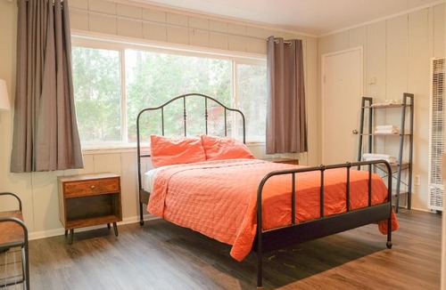 Running Springs Hotel | Sherwood Arms Motel