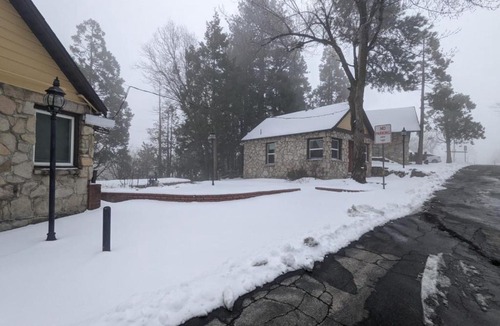 Running Springs Hotel | Sherwood Arms Motel