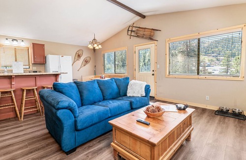 Moonridge House | Short 5 min Walk to Bear Mountain Resort with Hot Tub and Slope Views