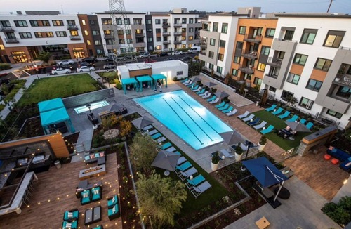 Menlo Park Condo | Silicon Valley Retreat: Modern 2BR Condo with Rooftop Pool