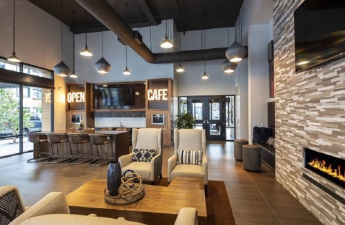 Menlo Park Condo | Silicon Valley Retreat: Modern 2BR Condo with Rooftop Pool