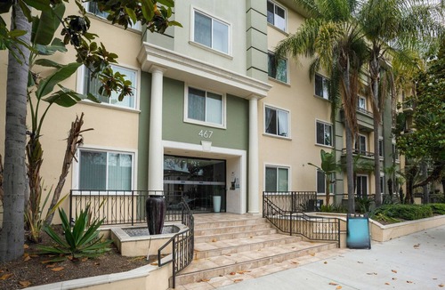 Beverly Grove Apartment | Sizeable Beverly Hills 1BR, near The Grove & Rodeo, by Blueground