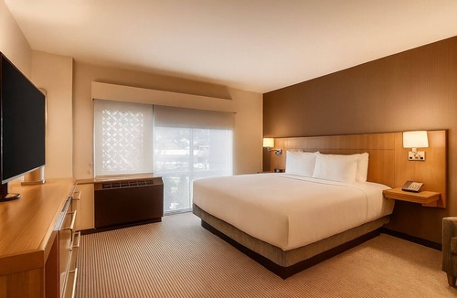 Mountain House Hotel | Ski Access! Two Relaxing Units, Free Breakfast, Jacuzzi, Mountain Views!
