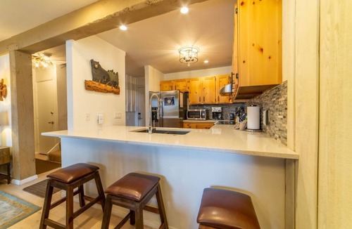 Mammoth Lakes Condo | Ski-In/Out Pet-Friendly Condo w/Spa, Pool 381