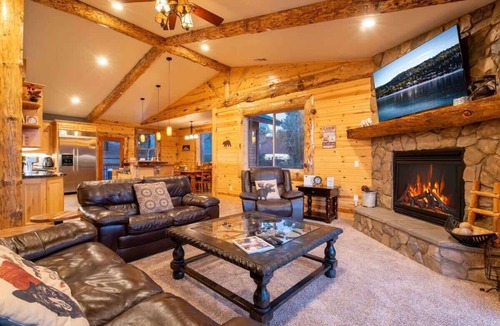 Upper Moonridge House | Sky Ridge. Movie Room. Games. Views. Spa. BBQ.