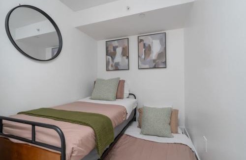Bay Cloverhill Apartment | Sleek Urban 1BD with Den next to Yorkville