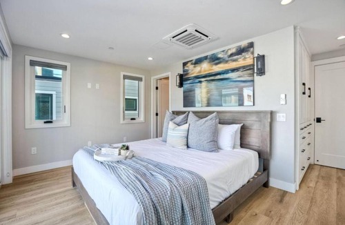 Mission Beach House | Sleeps 20 Walk to Beach 2 Side-by-Side Homes