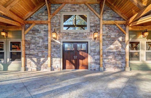 O'Brien House | Sleeps 24, The Gathering Place at Shasta Lake