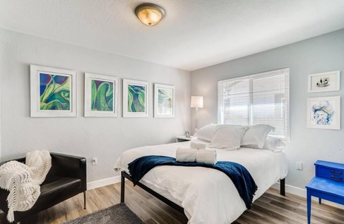 Southeastern Sacramento House | Smart Eclectic ART HOUSE near UC Davis Med Center