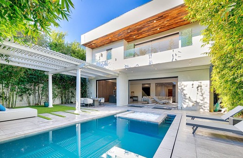 Los Angeles Villa | Sophisticated 5B6B villa w/ a Modern and Bright Ambience