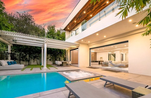 Los Angeles Villa | Sophisticated 5B6B villa w/ a Modern and Bright Ambience