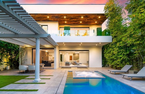 Los Angeles Villa | Sophisticated 5B6B villa w/ a Modern and Bright Ambience