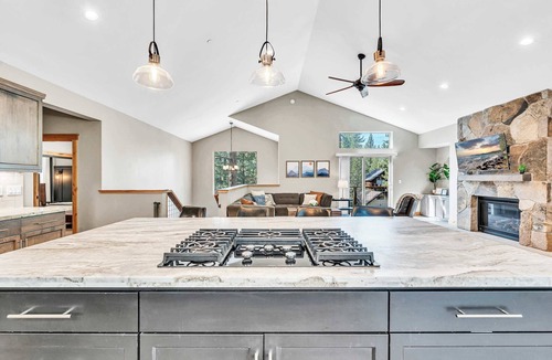 Tahoe Paradise House | South Lake Tahoe Escape - Gourmet Kitchen & Spa