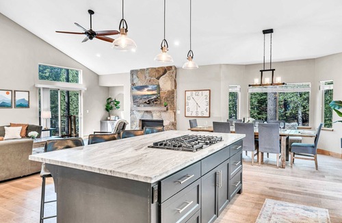 Tahoe Paradise House | South Lake Tahoe Escape - Gourmet Kitchen & Spa