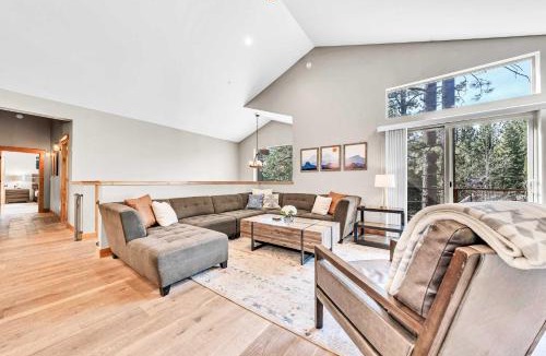 Tahoe Paradise House | South Lake Tahoe Escape - Gourmet Kitchen & Hot Tub