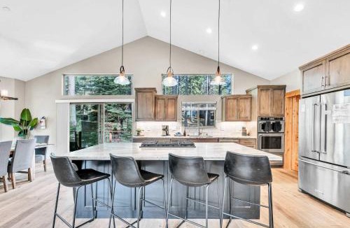 Tahoe Paradise House | South Lake Tahoe Escape - Gourmet Kitchen & Hot Tub