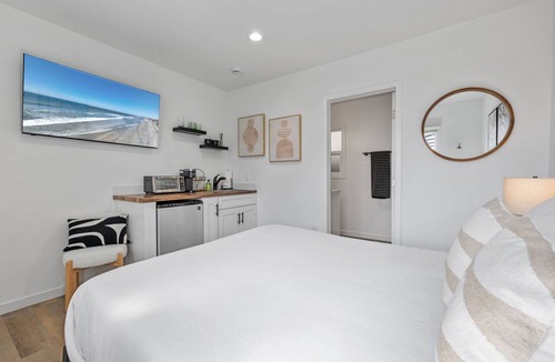 South Oceanside Hotel | South Oceanside Bungalow 4 - Deluxe Queen Studio + Patio