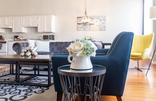 Gaslamp Quarter Hotel | Spacious 1 BR 700 sq ft loft suite with free parking, 4 Beds, steps to the Convention Center and Gaslamp dining. Ideal for business or group travel.