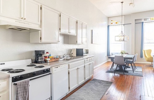 Gaslamp Quarter Hotel | Spacious 1 BR 700 sq ft loft suite with free parking, 4 Beds, steps to the Convention Center and Gaslamp dining. Ideal for business or group travel.