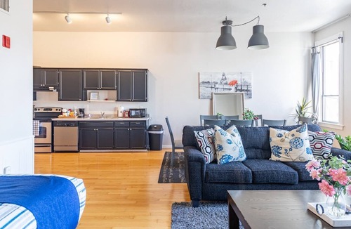 Gaslamp Quarter Hotel | Spacious 1 BR 700 sq ft loft suite with free parking, 4 Beds, steps to the Convention Center and Gaslamp dining. Ideal for business or group travel.