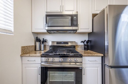 Beverly Hills Apartment | Spacious 2-Bedroom Apt in Beverly Hills Residential Area