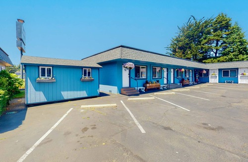 Bandon Apartment | Spacious 2-room combo close to Bandon with cable, WiFi, mini-fridge - dogs OK
