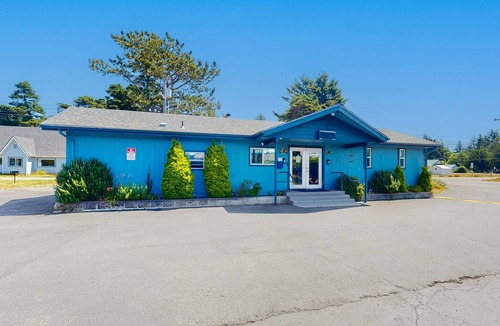 Bandon Apartment | Spacious 2-room combo close to Bandon with cable, WiFi, mini-fridge - dogs OK