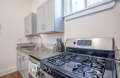 Lower Haight Apartment | Spacious 3 Bd 2 Ba w/Bonus Room, Laundry in Central Hayes Valley, Pet Friendly