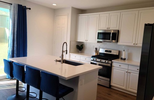 Victorville House | Spacious 4-bedroom house with AC, WiFi in serene Victorville