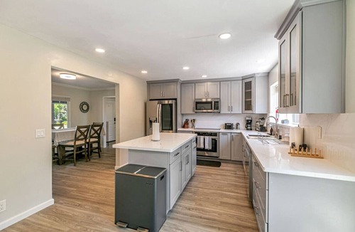 Waverly Park House | Spacious 4BR Quiet Retreat w/Huge Backyard in MV