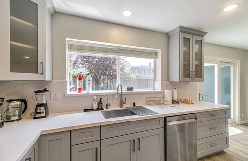 Waverly Park House | Spacious 4BR Quiet Retreat w/Huge Backyard in MV