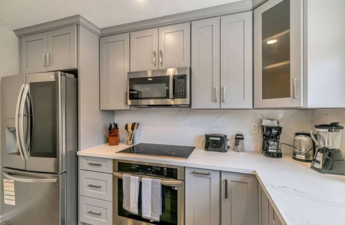 Waverly Park House | Spacious 4BR Quiet Retreat w/Huge Backyard in MV