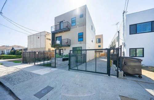 Rampart Village House | Spacious 5 Bedrooms house in Los Angeles
