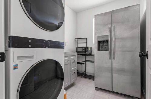 Hayward House | Spacious 8-BR Home in Hayward with A/C &Parking