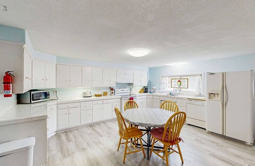 Winchester Bay House | Spacious & comfortable home close to the Harbor, Sand Dunes, beaches, & parks