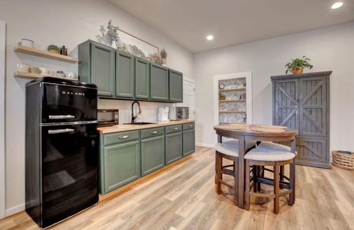 Central Point House | Spacious Cottage -Hot Tub, Patio, Fire Table, WIFI