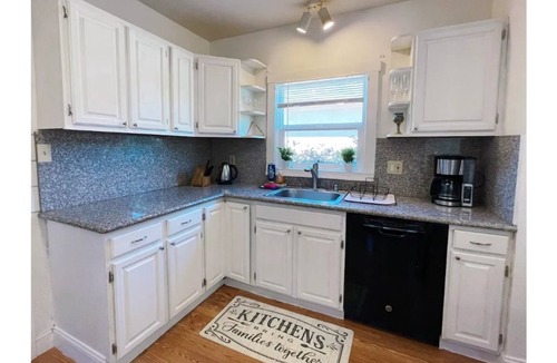 Estudillo Estates - Glen House | Spacious Home near Downtown San Leandro