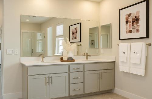 Peters House | Spacious Master Bedroom with Private Bath in Manteca Home