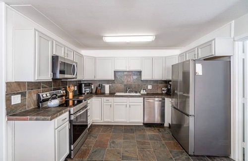 West University House | Spacious Pet-friendly Retreat 4BR Grill 5 Beds
