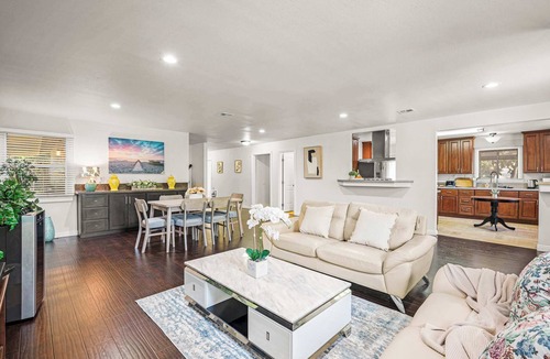 East Pasadena House | Spacious Retreat w Large Kitchen & Outdoor Patio